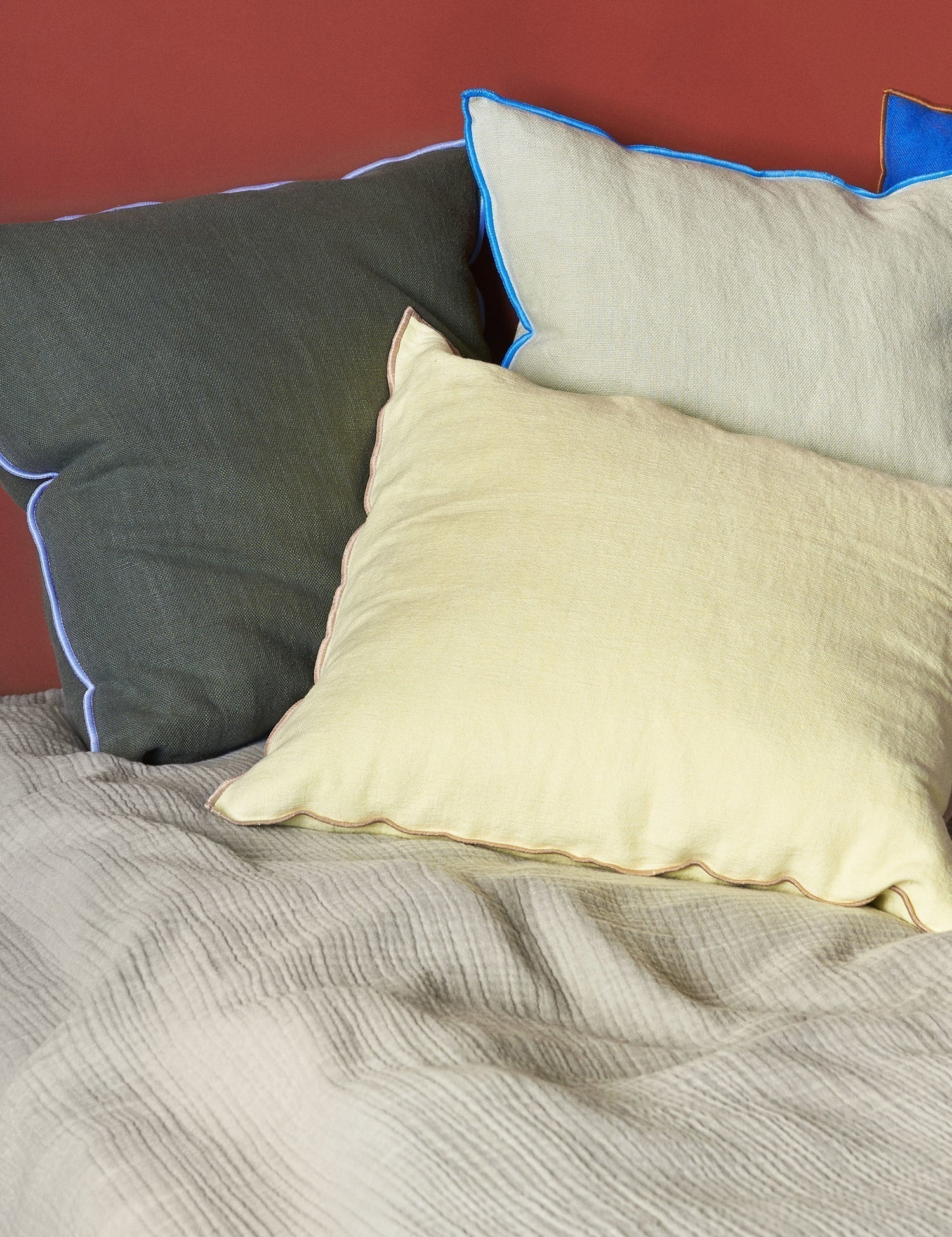 Outline Cushion (Black)